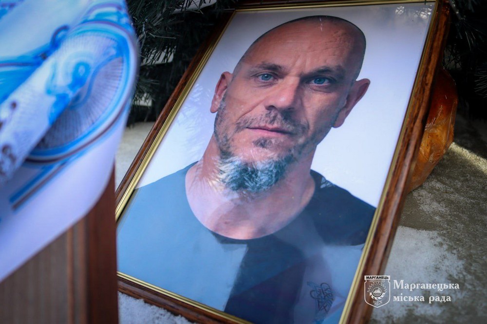 Вклонитися Герою цього дня прийшло багато людей. Рідні та близькі, представники міської влади, побратими та односельці вшанували світлу пам'ять полеглого і згадали Романа Васильовича Тертичного світлою молитвою. Герої не вмирають, вони завжди поряд з нами в нашій пам'яті та серцях. Не забудемо ! Не пробачимо! – йдеться у повідомленні На Нікопольщині сьогодні провели в останню путь Захисника: фото