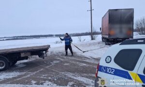 На Нікопольщині вантажівку занесло під час негоди: на допомогу прийшли поліцейський і фермер