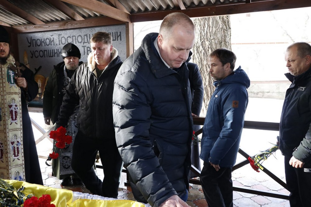 Свідомо став на захист країни і був батьком для своїх підлеглих: Нікополь сьогодні простився навіки з Героєм (фото)