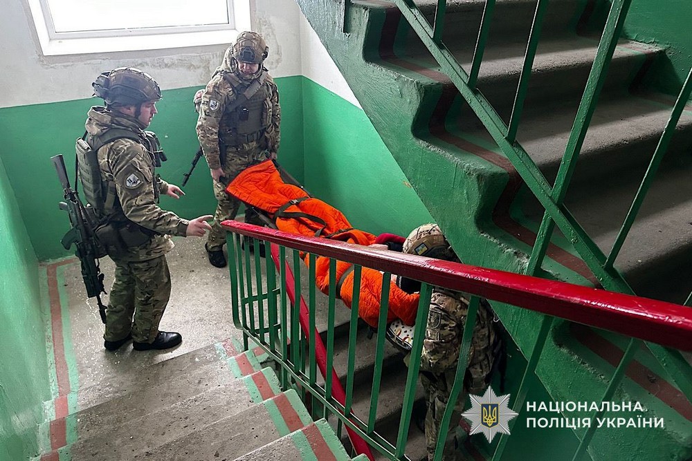 Повернулася до Нікополя, щоб забрати рідного брата: «Білі Янголи» допомогли евакуювати маломобільного чоловіка (фото, відео)