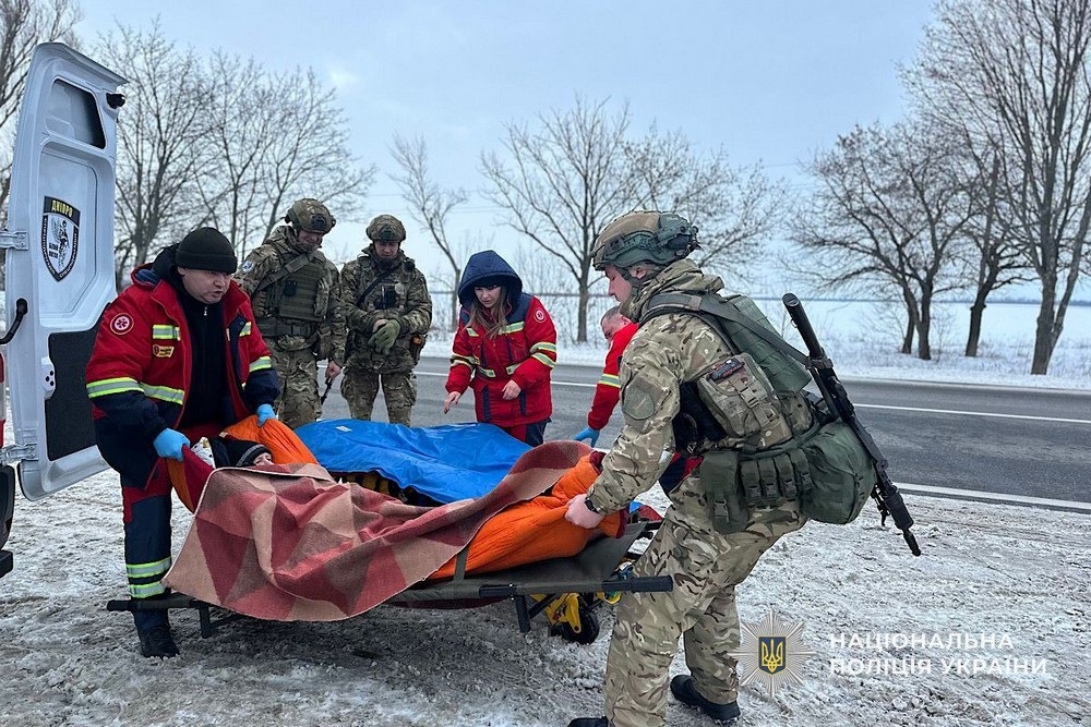 Повернулася до Нікополя, щоб забрати рідного брата: «Білі Янголи» допомогли евакуювати маломобільного чоловіка (фото, відео)