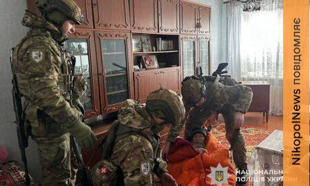 Повернулася до Нікополя, щоб забрати рідного брата: «Білі Янголи» допомогли евакуювати маломобільного чоловіка (фото, відео)