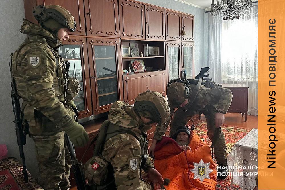 Повернулася до Нікополя, щоб забрати рідного брата: «Білі Янголи» допомогли евакуювати маломобільного чоловіка (фото, відео) 1 Повернулася до Нікополя, щоб забрати рідного брата: «Білі Янголи» допомогли евакуювати маломобільного чоловіка (фото, відео)