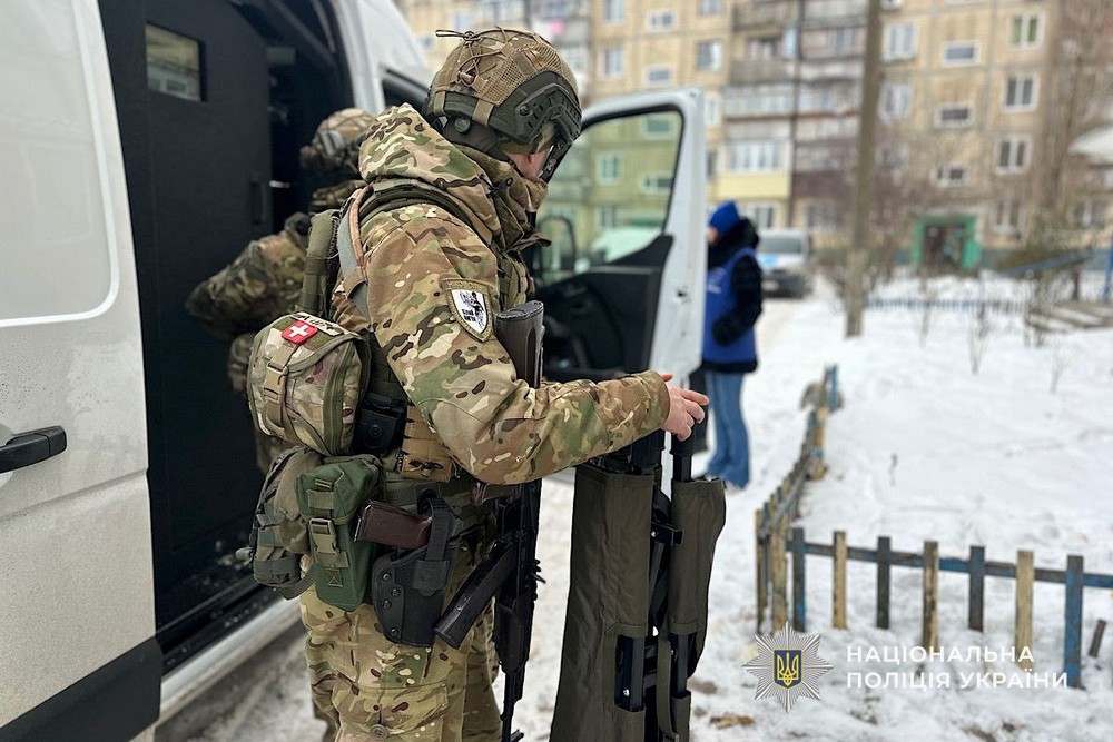 Повернулася до Нікополя, щоб забрати рідного брата: «Білі Янголи» допомогли евакуювати маломобільного чоловіка (фото, відео)