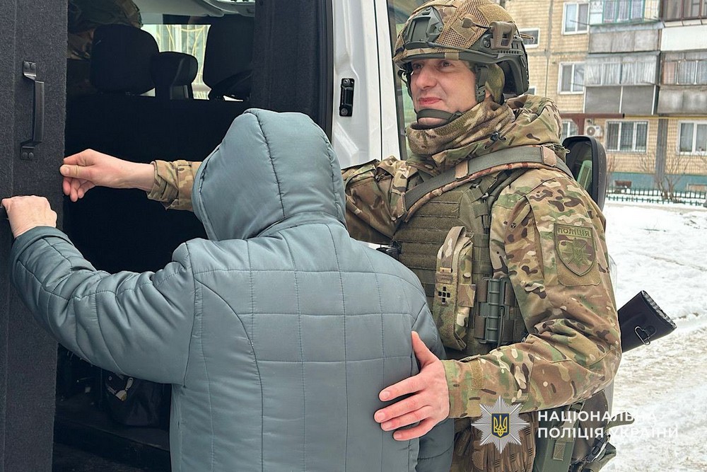 Повернулася до Нікополя, щоб забрати рідного брата: «Білі Янголи» допомогли евакуювати маломобільного чоловіка (фото, відео)