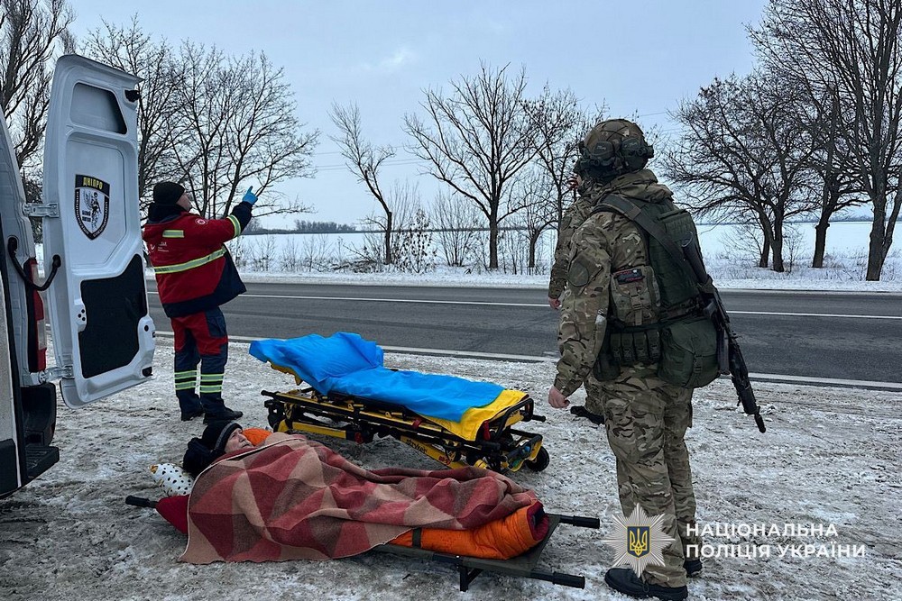 Повернулася до Нікополя, щоб забрати рідного брата: «Білі Янголи» допомогли евакуювати маломобільного чоловіка (фото, відео)