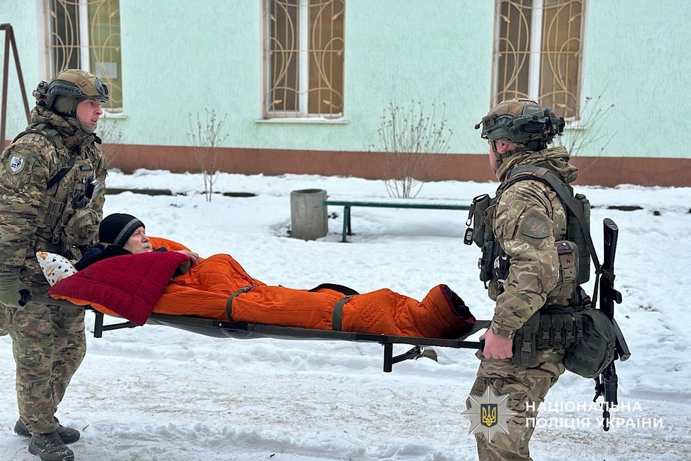 Повернулася до Нікополя, щоб забрати рідного брата: «Білі Янголи» допомогли евакуювати маломобільного чоловіка (фото, відео)