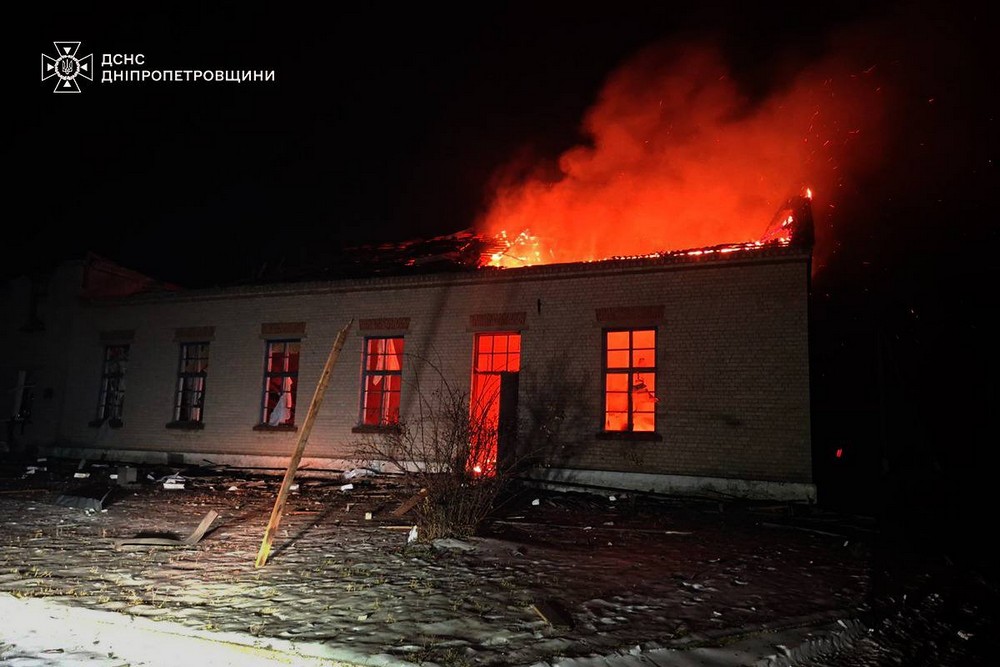 Є поранені, горіли будинок культури, кав’ярня, автомобілі: фото наслідків обстрілів Дніпропетровщини Є поранені, горіли будинок культури, кав’ярня, автомобілі: фото наслідків обстрілів Дніпропетровщини