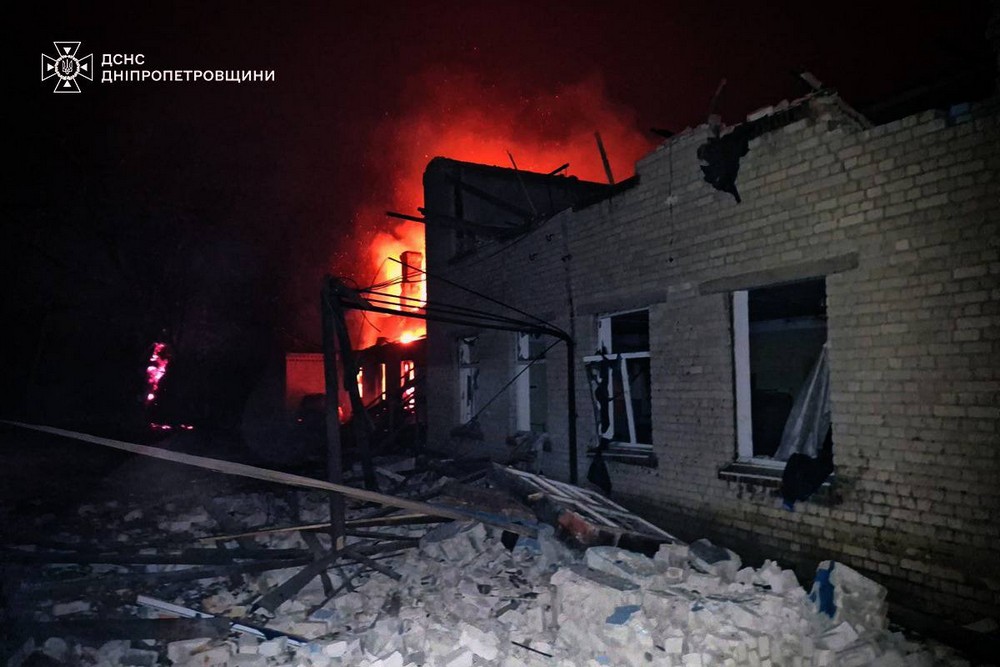 Є поранені, горіли будинок культури, кав’ярня, автомобілі: фото наслідків обстрілів Дніпропетровщини Є поранені, горіли будинок культури, кав’ярня, автомобілі: фото наслідків обстрілів Дніпропетровщини
