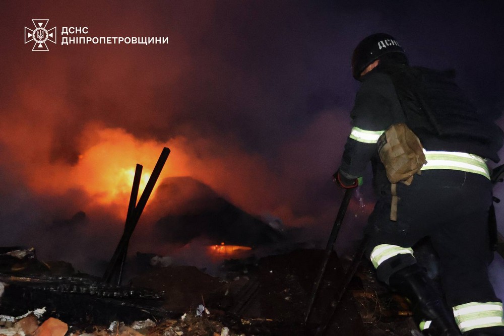 Є поранені, горіли будинок культури, кав’ярня, автомобілі: фото наслідків обстрілів Дніпропетровщини Є поранені, горіли будинок культури, кав’ярня, автомобілі: фото наслідків обстрілів Дніпропетровщини