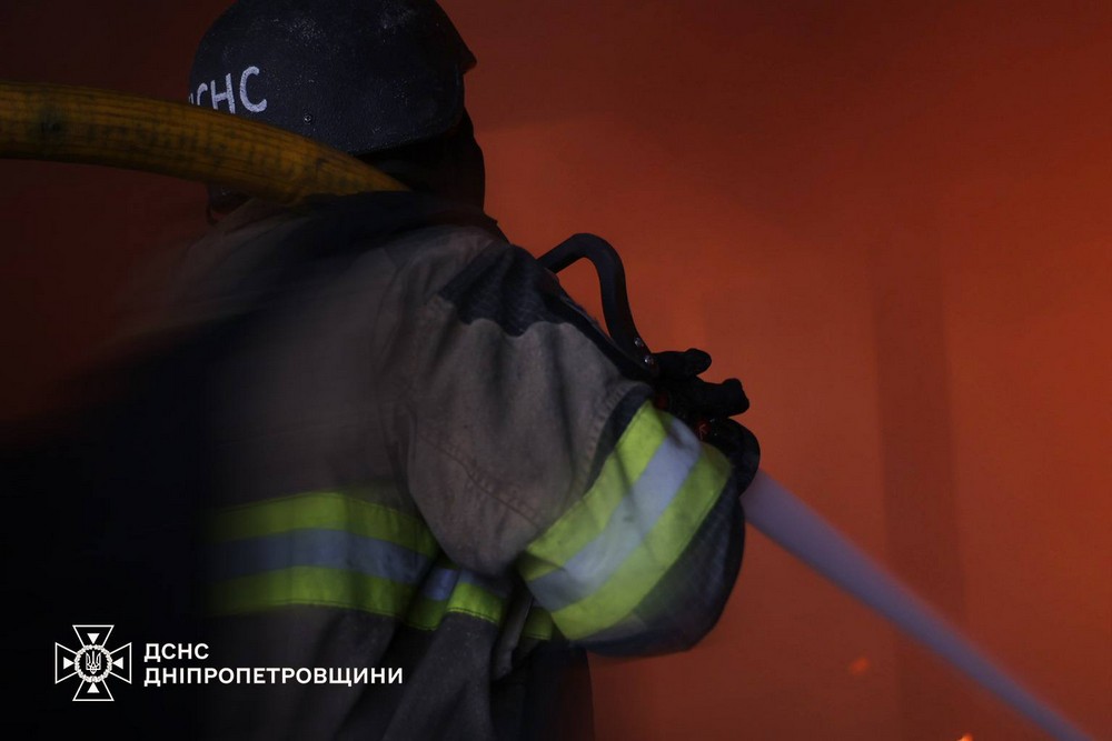 Є поранені, горіли будинок культури, кав’ярня, автомобілі: фото наслідків обстрілів Дніпропетровщини Є поранені, горіли будинок культури, кав’ярня, автомобілі: фото наслідків обстрілів Дніпропетровщини