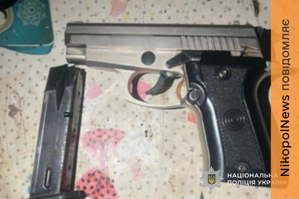 У Нікополі 64-річний чоловік незаконно зберігав понад 30 пігулок метадону і сигнальний пістолет 12 У Нікополі 64-річний чоловік незаконно зберігав понад 30 пігулок метадону і сигнальний пістолет