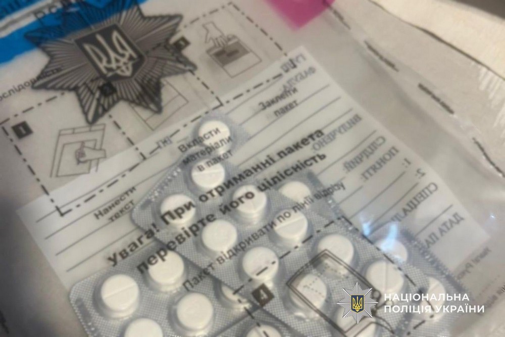 У Нікополі поліцейські викрили чоловіка, причетного до незаконного обігу наркотичних засобів. А також у чоловіка вилучили сигнальний пістолет.