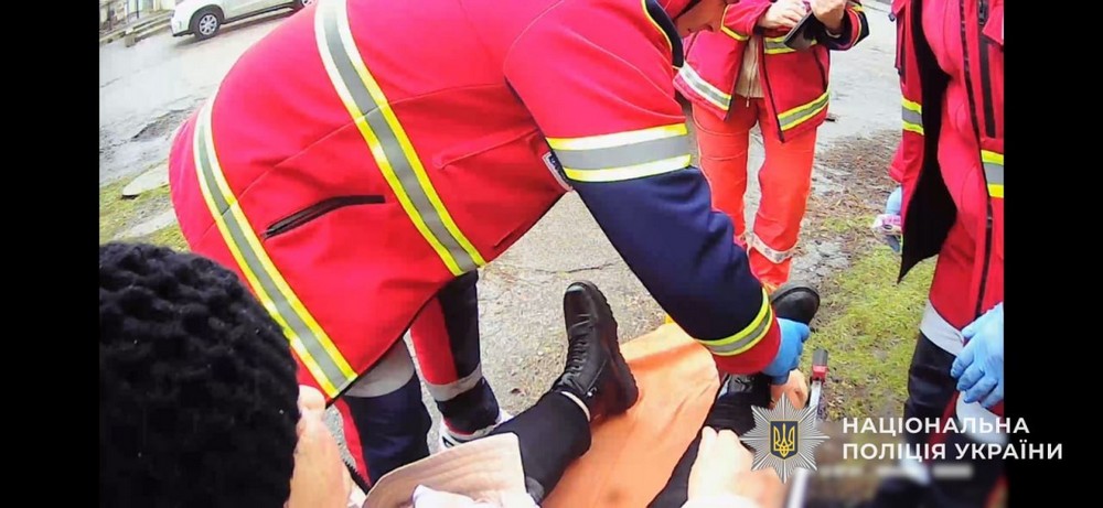 У Нікополі сьогодні поліцейські допомогли літній жінці, яка послизнулася, впала і зламала ногу. У Нікополі сьогодні поліцейські допомогли літній жінці, яка послизнулася, впала і зламала ногу.
