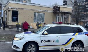 В епіцентрі вибуху опинились люди бля магазину: поліція про смертельний обстріл Нікополя 31 січня