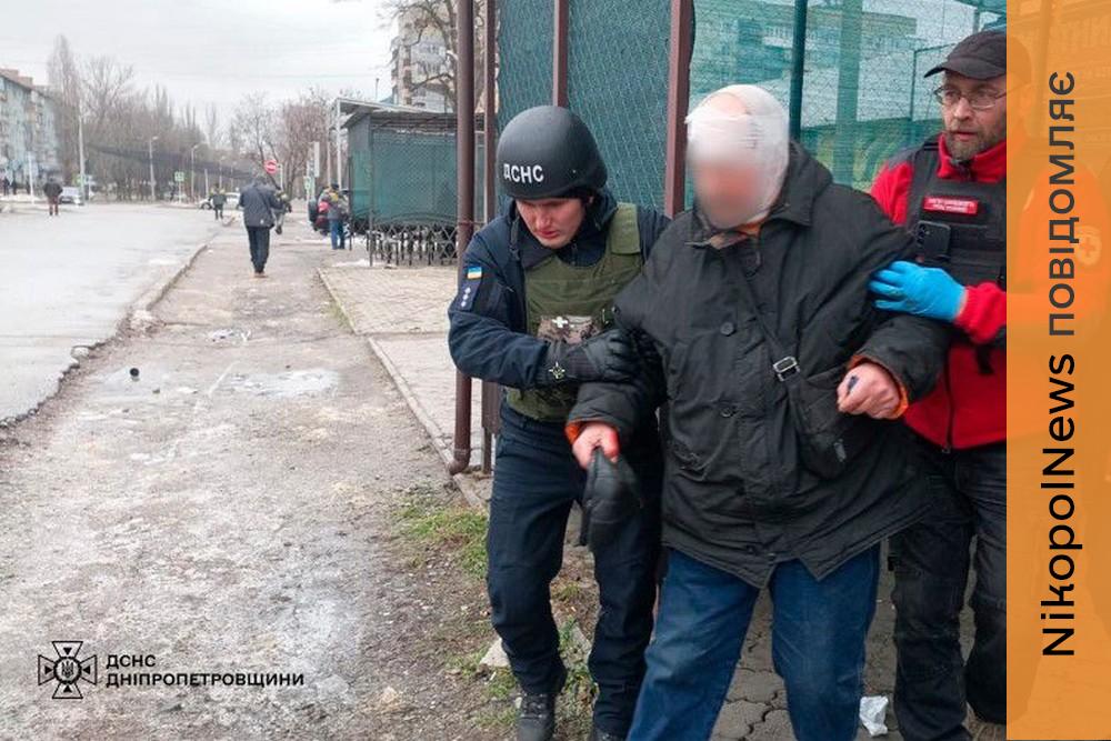 Рятувальники евакуювали поранених з небезпечної зони після смертельного обстрілу Нікополя 1 Рятувальники евакуювали поранених з небезпечної зони після смертельного обстрілу Нікополя
