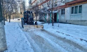 Усувають наслідки обстрілів, прибирають сніг, замінюють обгорілі кабелі: робота комунальників Нікополя на цьому тижні
