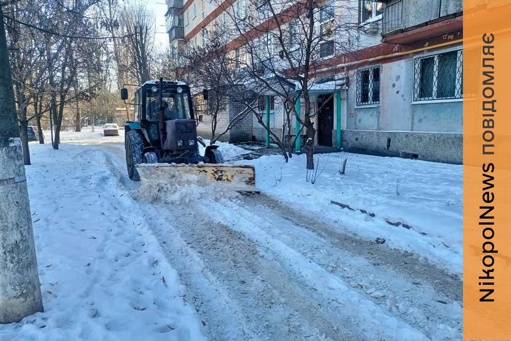Усувають наслідки обстрілів, прибирають сніг, замінюють обгорілі кабелі: робота комунальників Нікополя на цьому тижні 2 Усувають наслідки обстрілів, прибирають сніг, замінюють обгорілі кабелі: робота комунальників Нікополя на цьому тижні