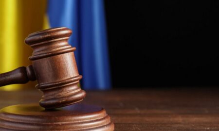 У Нікополі судили чоловіка, який кинув вибухівку у чужий двір