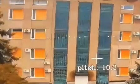 Відео атаки ворожого дрона на виконком у Нікополі показали у мережі