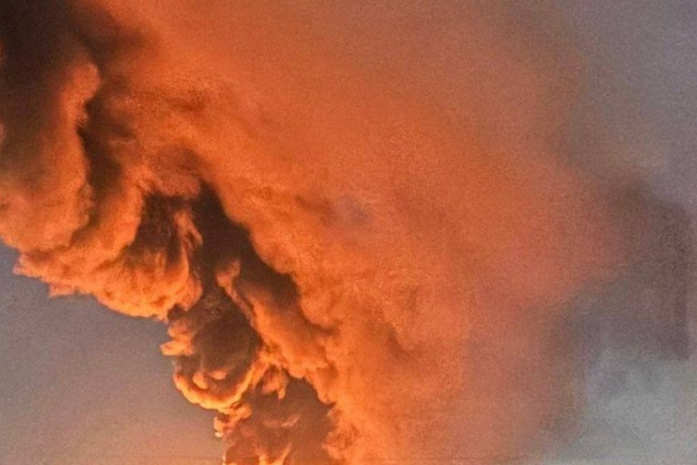 Ворог атакує Дніпро БпЛА: є влучання у багатоповерхівку, горять дитячий садочок і профтех