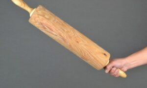 Побила чоловіка качалкою для тіста під час обіду: у Нікополі судили жінку