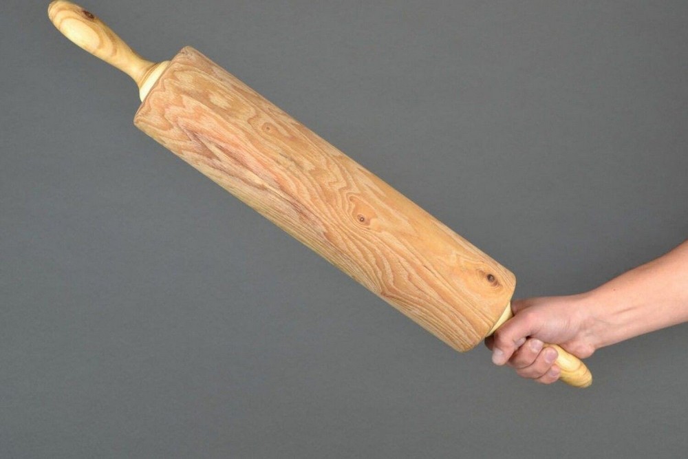 Побила чоловіка качалкою для тіста під час обіду: у Нікополі судили жінку