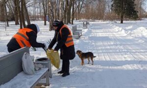 Посипали тротуари, вивозили сміття і гілля: чим займалися комунальники Марганця на минулому тижні