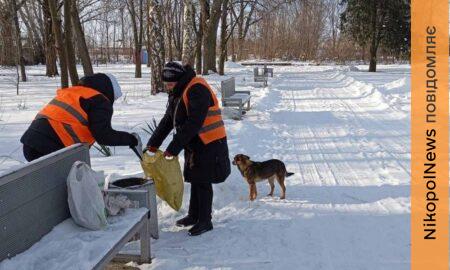 Посипали тротуари, вивозили сміття і гілля: чим займалися комунальники Марганця на минулому тижні