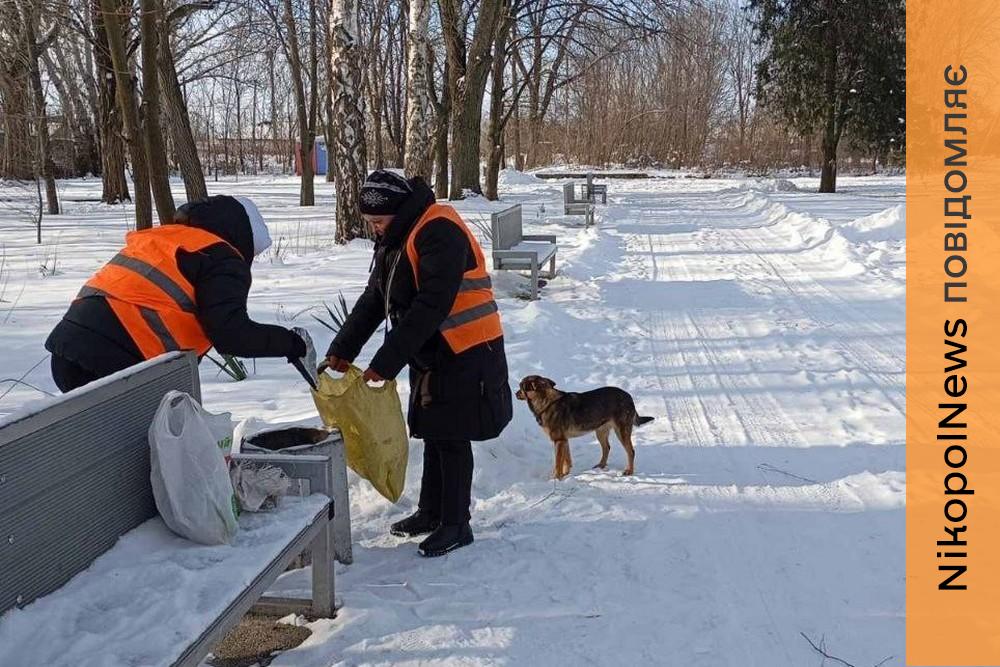 Посипали тротуари, вивозили сміття і гілля: чим займалися комунальники Марганця на минулому тижні 1 Посипали тротуари, вивозили сміття і гілля: чим займалися комунальники Марганця на минулому тижні