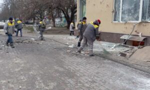 Цього тижня комунальники Нікополя усувають наслідки обстрілів, вивозять сміття, зносять аварійні дерева (фото)