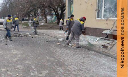 Цього тижня комунальники Нікополя усувають наслідки обстрілів, вивозять сміття, зносять аварійні дерева (фото)