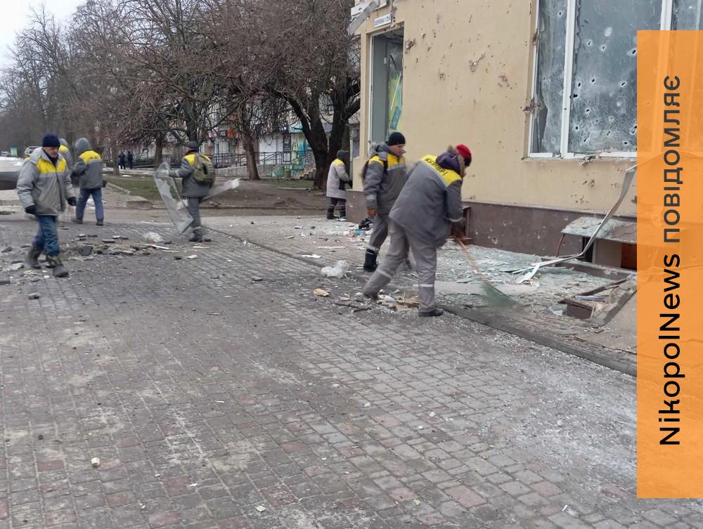 Цього тижня комунальники Нікополя усувають наслідки обстрілів, вивозять сміття, зносять аварійні дерева (фото) 1 Цього тижня комунальники Нікополя усувають наслідки обстрілів, вивозять сміття, зносять аварійні дерева (фото)