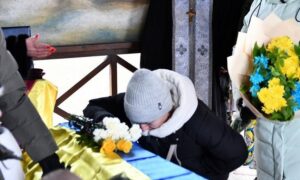 Майже 3 роки вважався зниклим безвісти, молодшого сина бачив лише раз: Нікополь сьогодні прощався з Героєм (фото)
