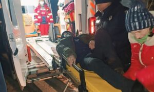 Чоловік замерзав у своїй оселі на Дніпропетровщині: його встигли врятувати (фото)