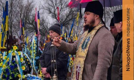 Скільки болю і сліз…. У Нікополі сьогодні звершили панахиду за полеглими воїнами на Алеї Героїв (фото)
