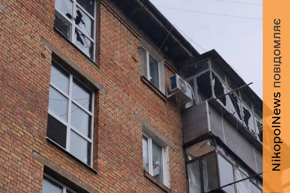 У Нікополі побито торгівельний центр, багатоповерхівки, на Синельниківщині горіла гімназія – ворог атакував область протягом дня (фото)
