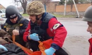 «Людина може стекти кров’ю за 1-3 хвилини»: медик з Нікополя розповів про свою роботу у прифронтовому місті (фото)