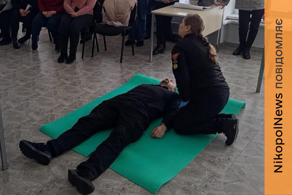 На Нікопольщині представники Асоціації Саперів України провели тренінг, під час якого навчали учасників надавати першу домедичну допомогу.