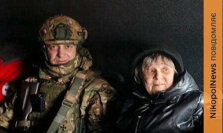 Взяла лише кішку: з Нікополя евакуювали літню жінку – колишній студент впізнав свою викладачку (фото, відео)