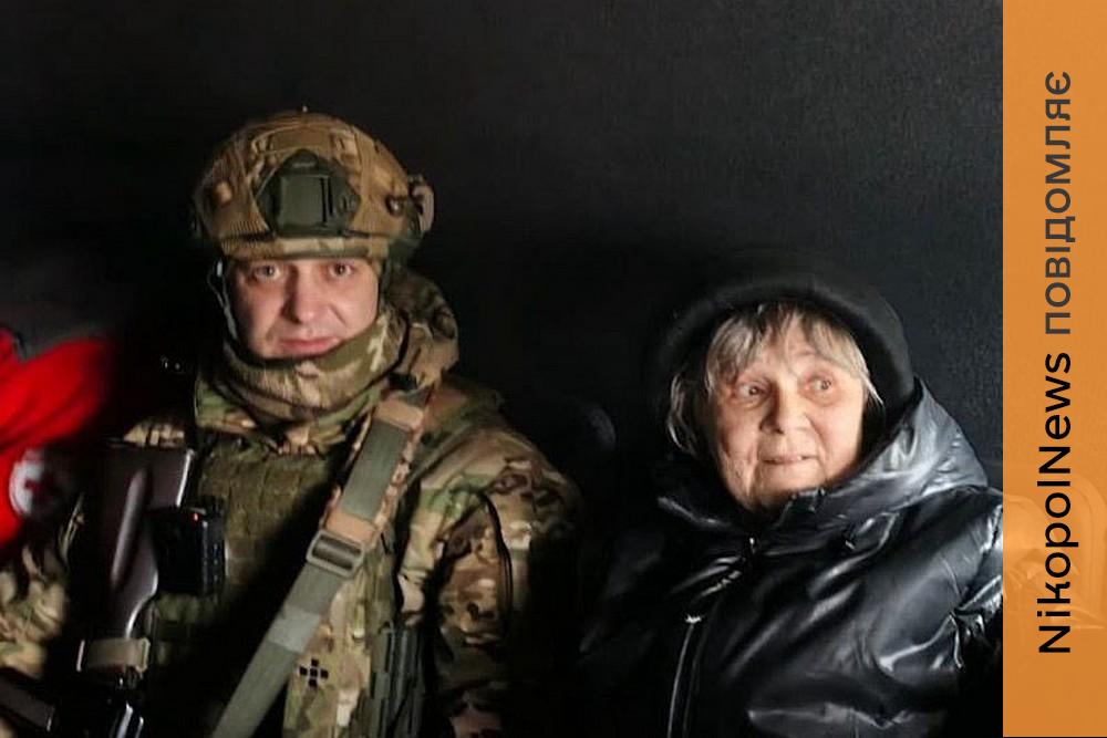 Взяла лише кішку: з Нікополя евакуювали літню жінку – колишній студент впізнав свою викладачку (фото, відео)