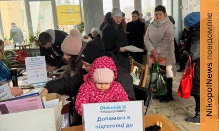 Переїхала з Нікополя і отримала допомогу: у Томаківській громаді ВПО отримують підтримку від благодійників (фото)