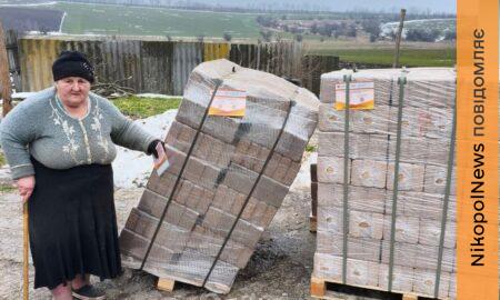 Гуманітарна допомога у Томаківській громаді: мешканці отримують продукти і паливні брикети (фото)