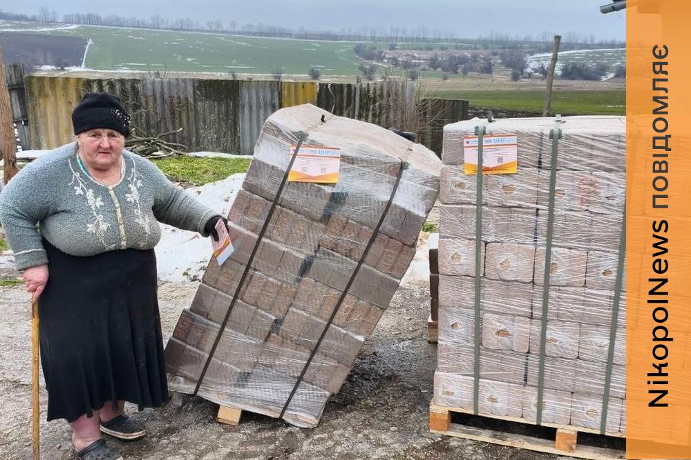 Гуманітарна допомога у Томаківській громаді: мешканці отримують продукти і паливні брикети (фото)