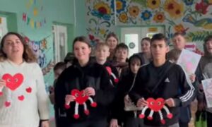 150 пар нових кросівок роздали дітям Нікопольщини (відео)