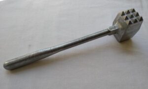 Побила співмешканця молотком для відбивання м’яса: у Нікополі судили пенсіонерку