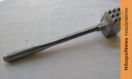 Побила співмешканця молотком для відбивання м’яса: у Нікополі судили пенсіонерку