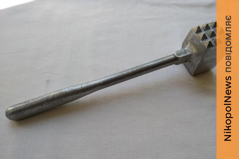 Побила співмешканця молотком для відбивання м’яса: у Нікополі судили пенсіонерку