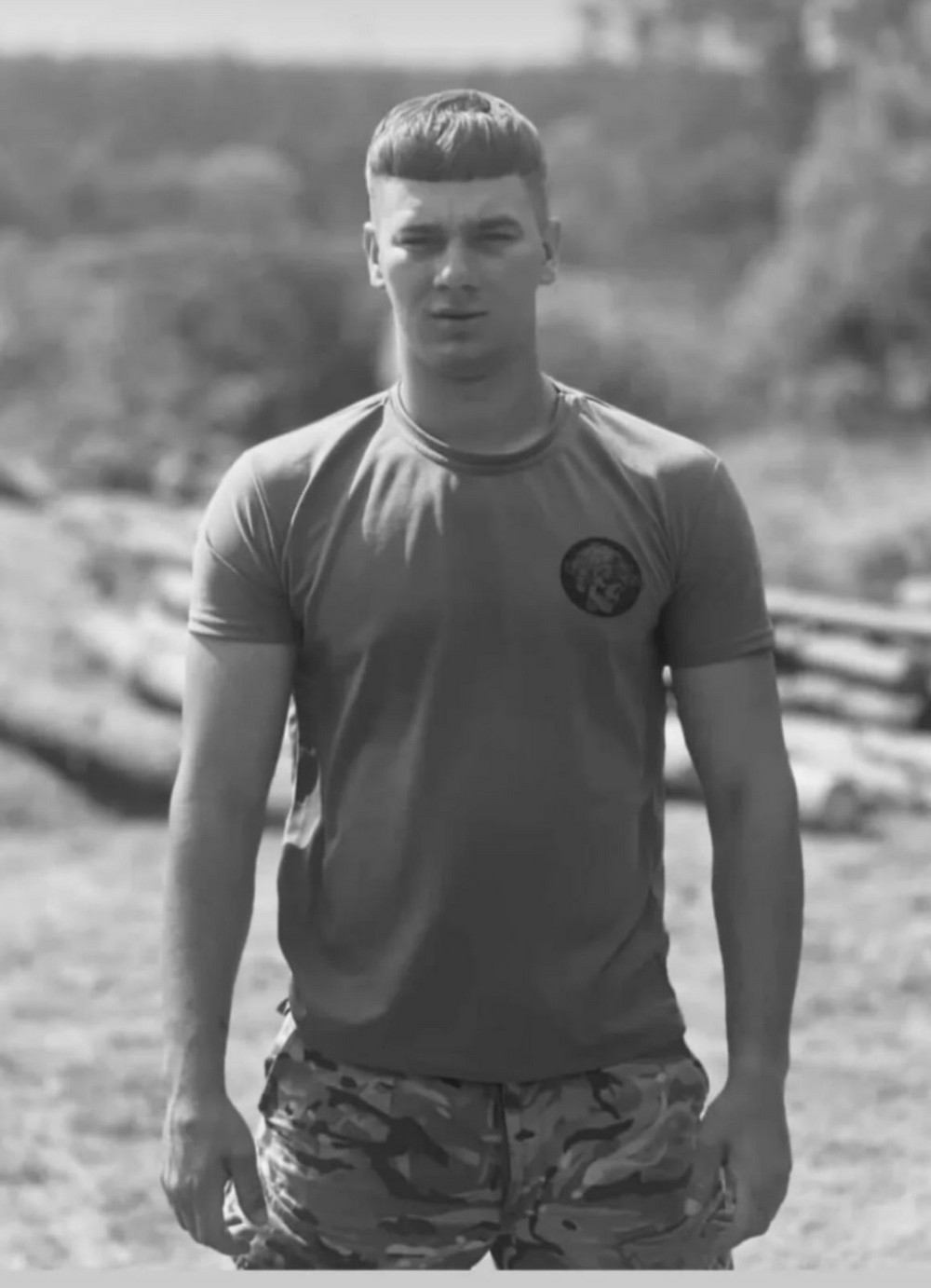 Залишилося зібрати 9000 підписів. Чи встигнемо? Мама полеглого 23-річного командира з Нікопольщини дуже сподівається, що так. Її син багато чого не встиг у житті, адже зовсім молодим він загинув у запеклій боротьбі за Україну. Ярослав був справжнім Героєм і заслуговує на присвоєння почесного звання. Для мами це важливо… Залишилося зібрати 9000 підписів. Чи встигнемо? Мама полеглого 23-річного командира з Нікопольщини дуже сподівається, що так. Її син багато чого не встиг у житті, адже зовсім молодим він загинув у запеклій боротьбі за Україну. Ярослав був справжнім Героєм і заслуговує на присвоєння почесного звання. Для мами це важливо…