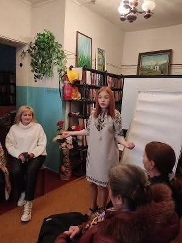 «Між нами дівчатами»: у Марганці відбувся розмовний клуб за участі артистів із Дніпра (фото)